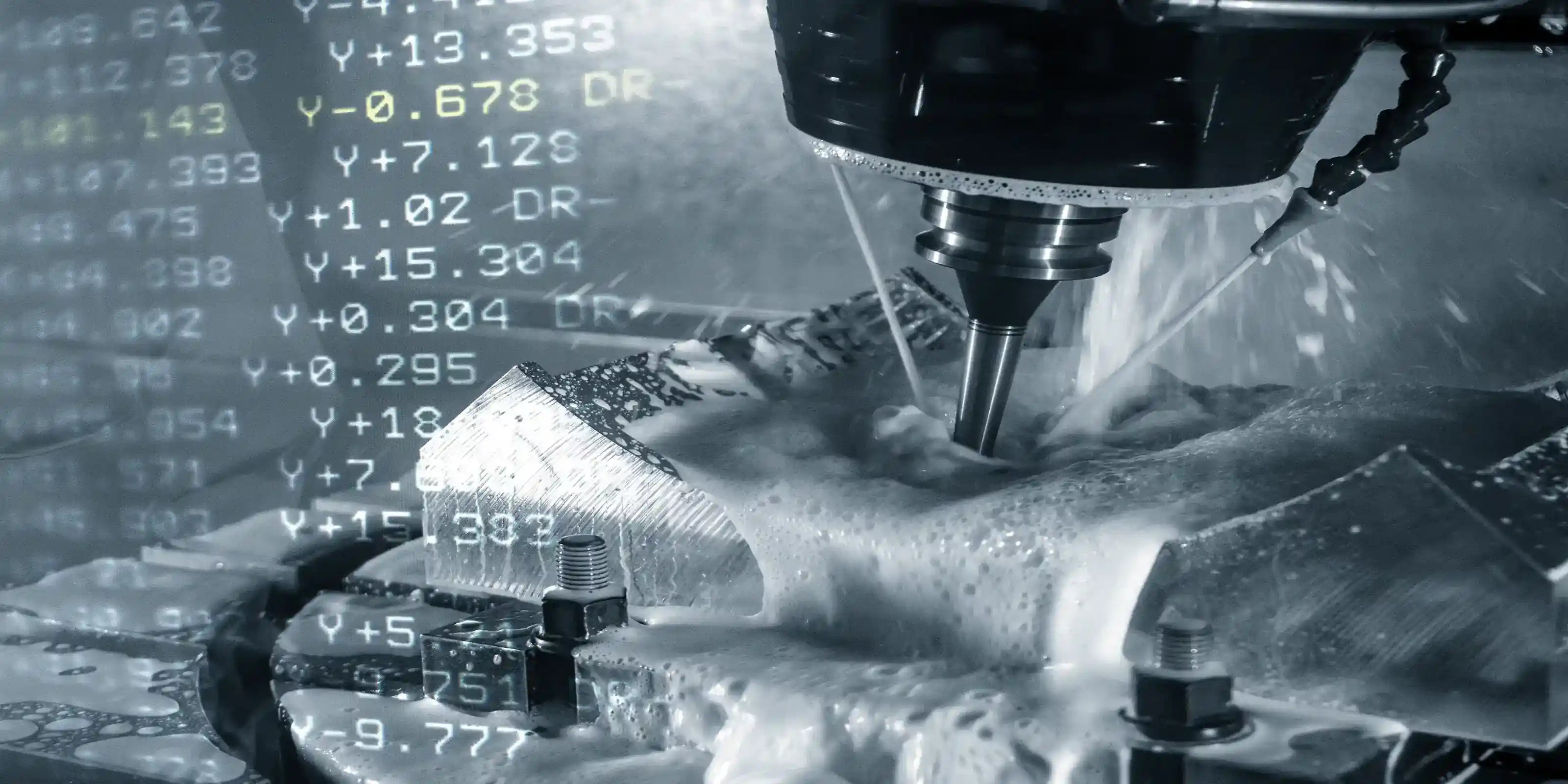 CNC-Fräsmaschine beim Bearbeiten eines Metallstücks mit Kühlmittel – technische Präzision für CNC-Ersatzteile und Industrieanwendungen.