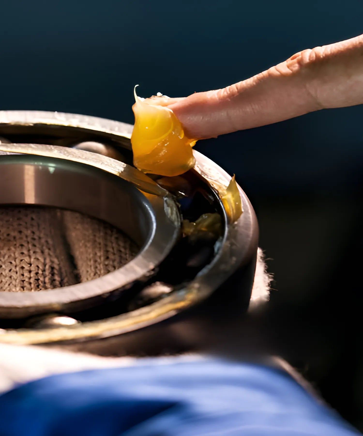 Schmierung einer CNC-Führung mit Industrieschmierfett zur Wartung und reibungsarmen Maschinenbewegung.