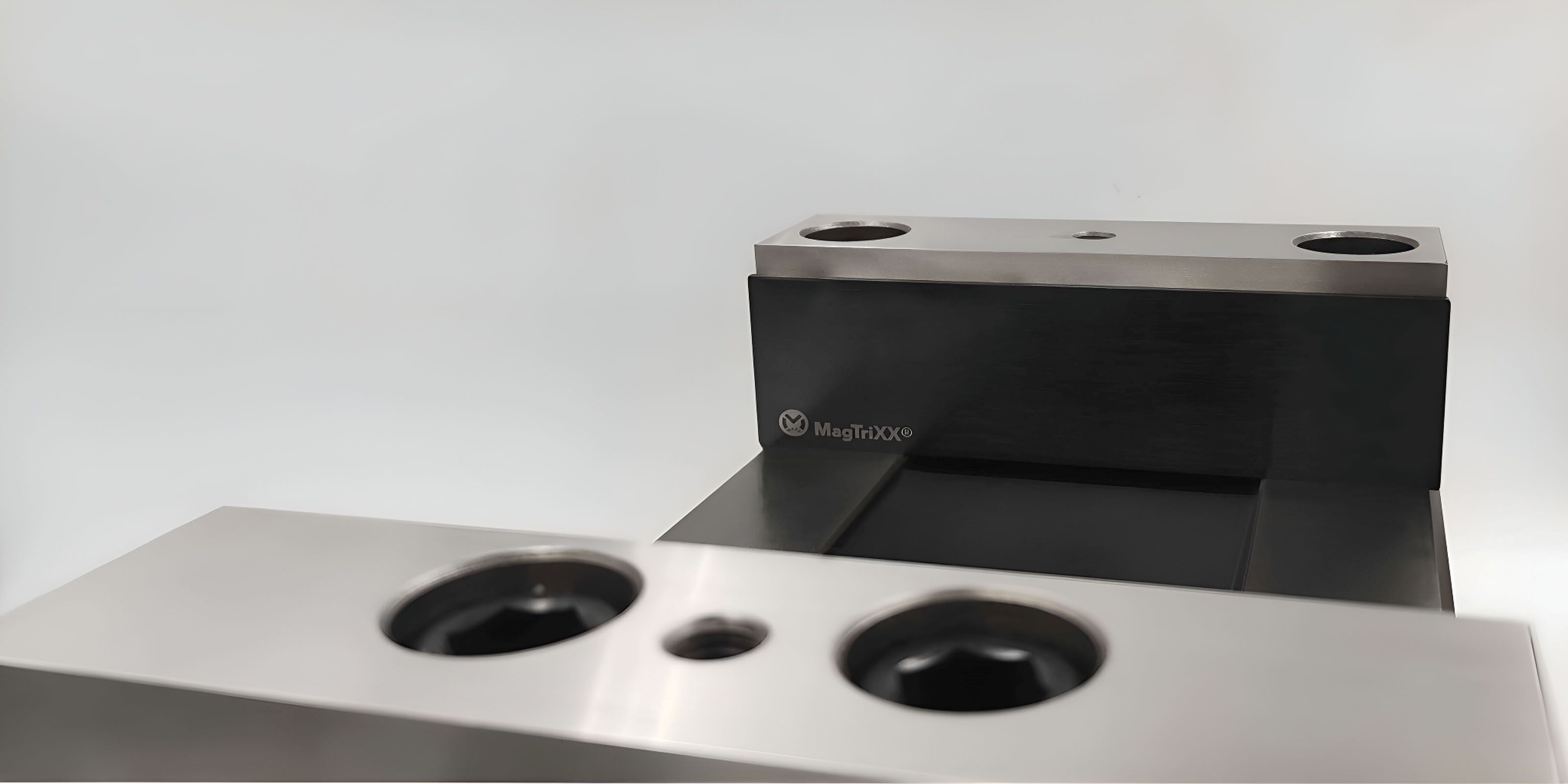magnetische Parallelunterlagen in einem CNC Schraubstock